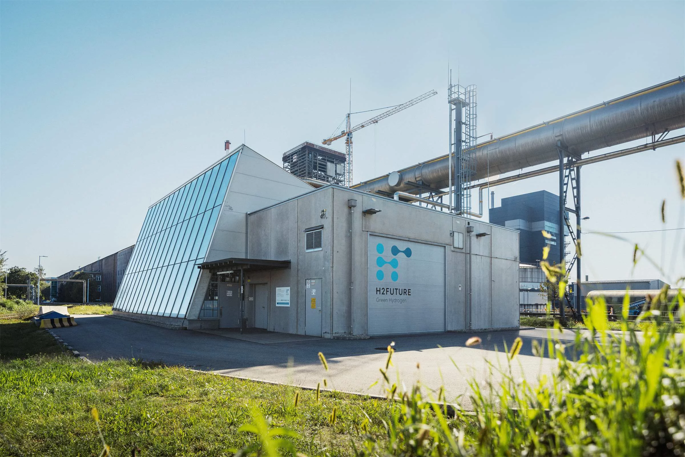 An Betoncontainer mit Glasfront. Auf der Tür steht der Schriftzug H2Future.