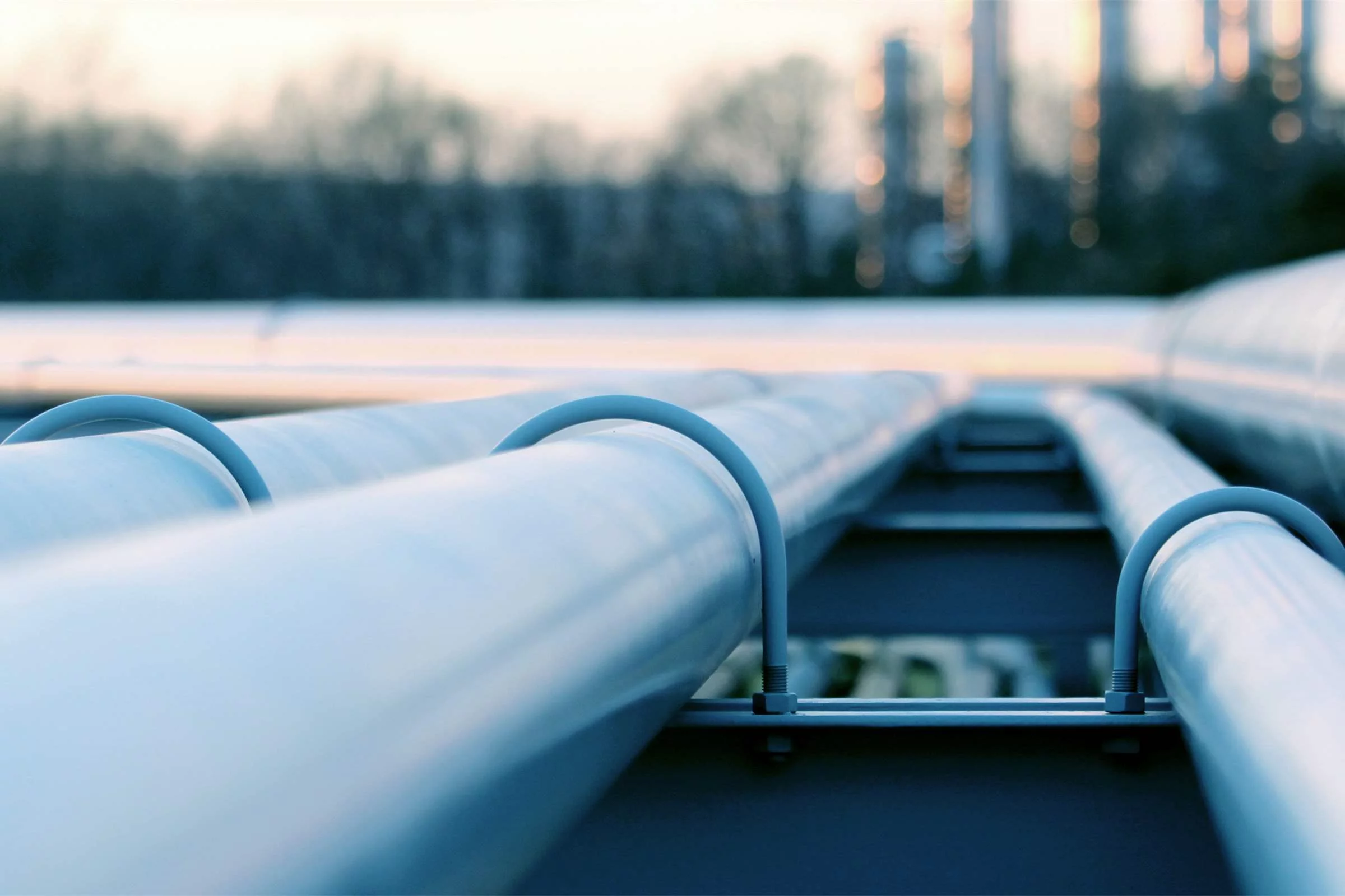 Weiße Röhren im Abendlicht.