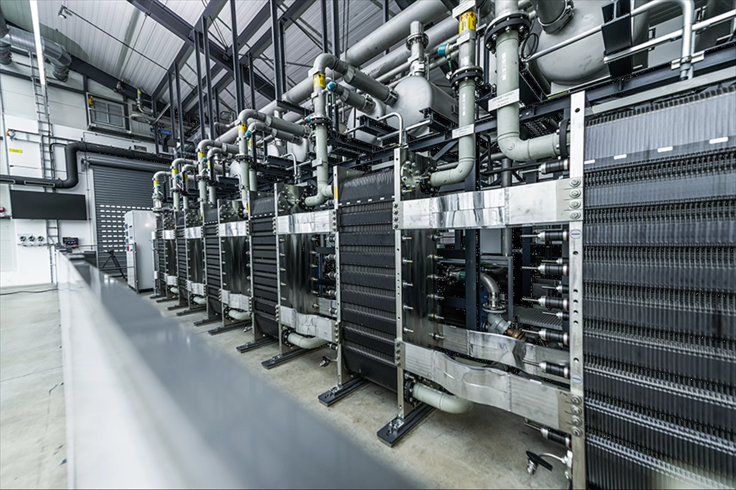 Ein Blick ins Innere eines Wasserstoffprojekts: es zeigt ein komplexes System aus Röhren und Maschinerie.